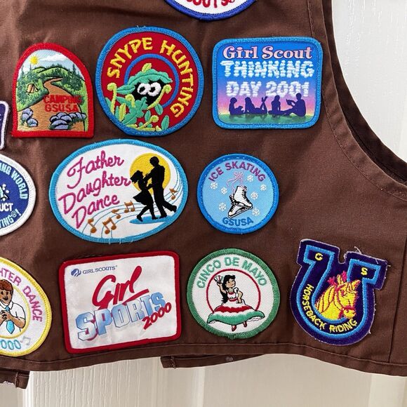 VTG Girl Scouts of America Brown Brownie Vest Pins Badges USA Size Medium 10-12 - Picture 12 of 14